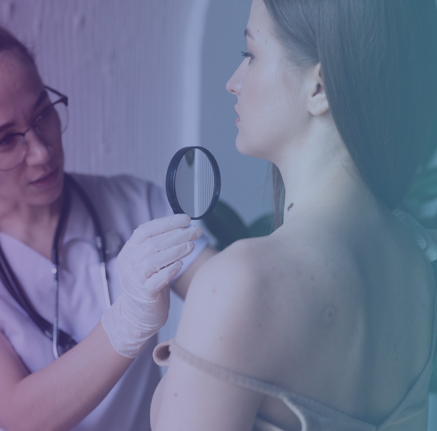 Médica Cirugiã Dermatológica sorrindo e olhando para frente