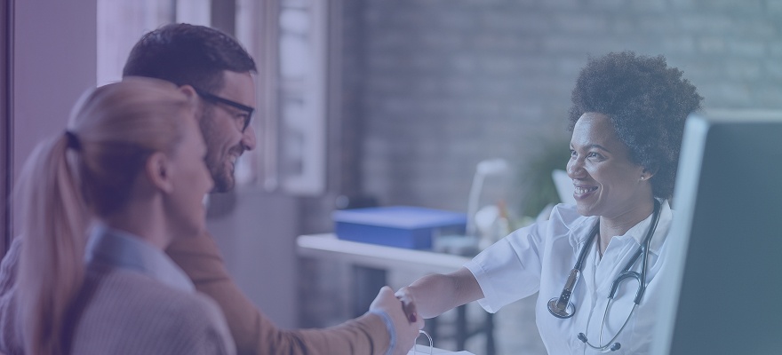 Pacientes felizes contratando e agendando a cirurgia de pele